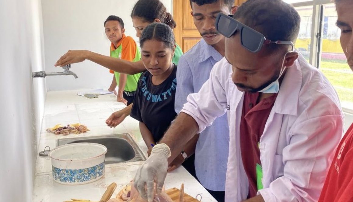 Betano, 23 Maiu 2025 – Atividade Pratika kona-ba halo Divizaun Karkas Aves no Observasaun Orgaun Digestivu ba Manu Broiler iha CPA-ESAZ-IPB Betano