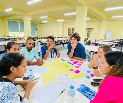 Dili, 26 Novembro 2025, Institutu Politekniku Betano liu husi Nia Reprezentante Estudante nain rua sai hanesan embaxador iha Atividade expo ne’ebe maka hala’o iha Universidade Catolica Timorense UCT.