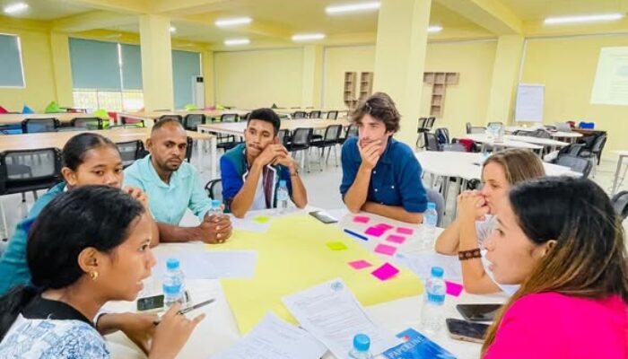 Dili, 26 Novembro 2025, Institutu Politekniku Betano liu husi Nia Reprezentante Estudante nain rua sai hanesan embaxador iha Atividade expo ne’ebe maka hala’o iha Universidade Catolica Timorense UCT.